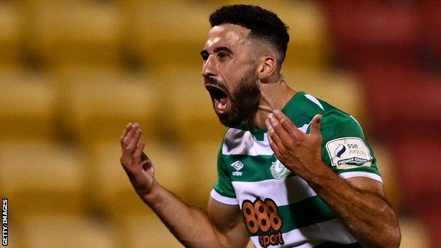 Roberto Lopes in action for Shamrock Rovers