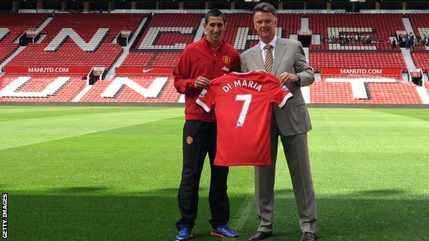 Angel Di Maria poses with Louis van Gaal on the pitch at Old Trafford