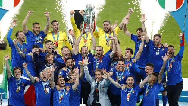 Players of Italy celebrate with the trophy after winning the UEFA Euro 2020