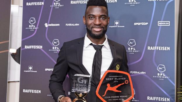 Nsame with his award for Swiss player of the season