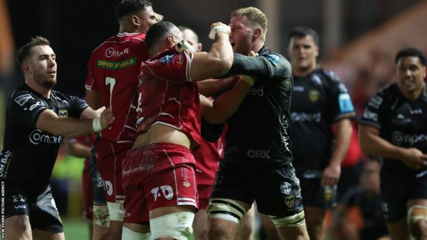 Sione Kalamafoni became the fourth Scarlets player to be sent off this season after clashing with Ross Moriarty