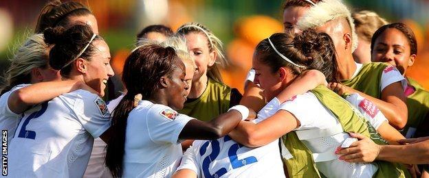 Eniola Aluko and the rest of the England team celebrate Fran Kirby's goal