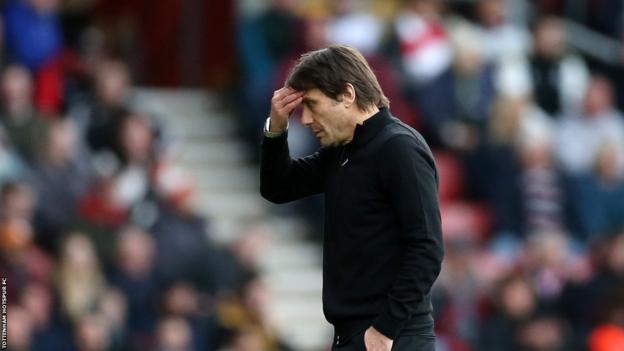 Antonio Conte with his hand to his head