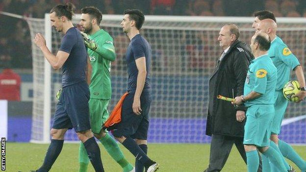Zlatan Ibrahimovic confronts Tony Chapron
