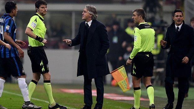 Inter Milan manager Roberto Mancini (centre)