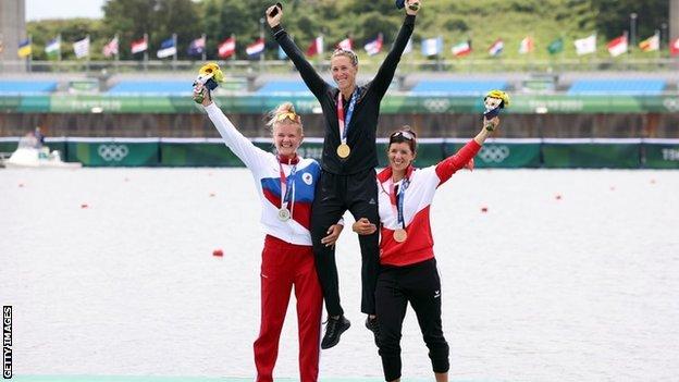 ilver medalist Russia's Hanna Prakhatsen, Gold medalist New Zealand's Emma Twigg and Bronze medalist Austria's Magdalena Lobnig