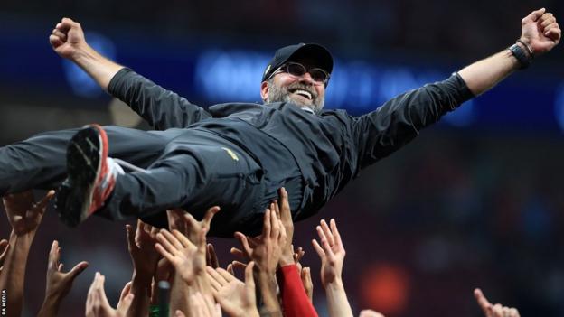 Liverpool manager Jurgen Klopp is lifted up by his players after winning the Uefa Champions League Final at the Wanda Metropolitano, Madrid