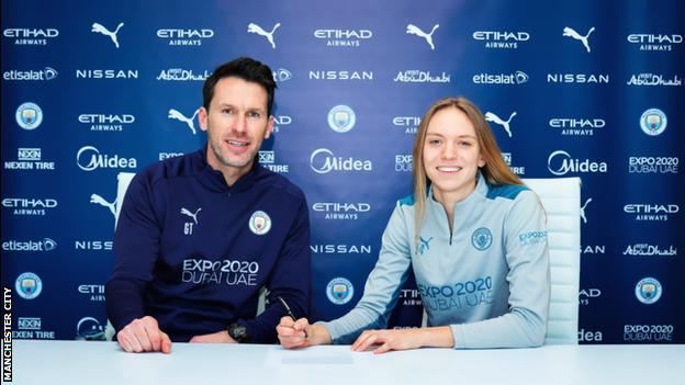 Esme Morgan signs Manchester City contract extension with Gareth Taylor