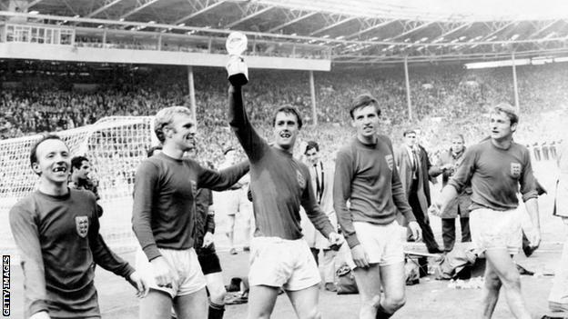 Hunt celebrates winning the 1966 World Cup with England