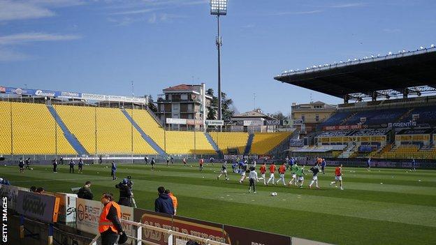 Parma and SPAL players warm up
