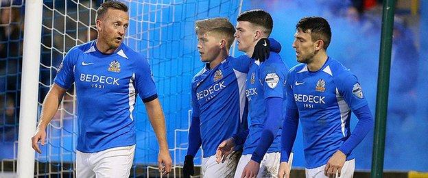 Glenavon won easily against Dungannon who finished with 10 men