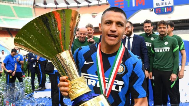 Alexis Sanchez with the Serie A trophy in 2021