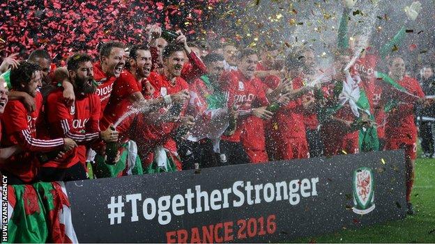 The Wales team celebrate qualifying for Euro 2016