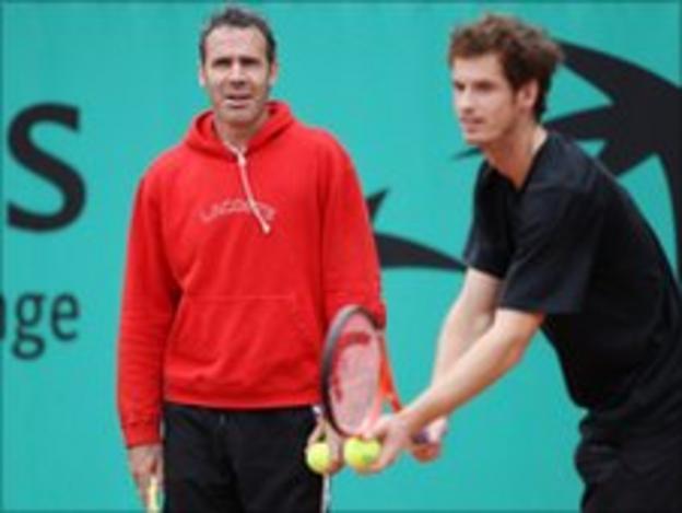 Alex Corretja watches as Andy Murray trains
