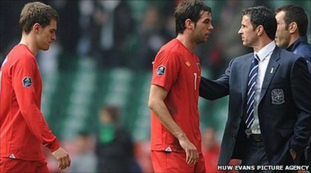 Gary Speed greets Joe Ledley and Aaron Ramsey