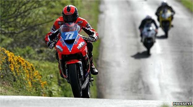 Ryan Farquhar in action on his 650cc machine during the Supertwins race at the 2009 Tandragee 100
