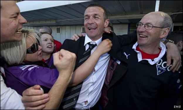 Jim McIntyre (centre) celebrates at Cappielow