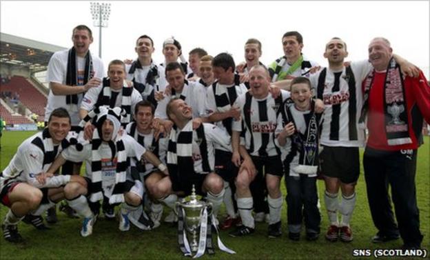 Dunfermline players celebrate with the Scottish Football League Division One trophy