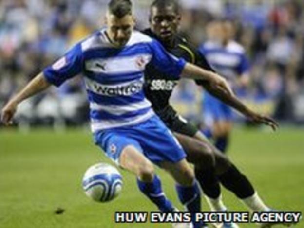 Reading's Andy Griffin and Cardiff's Jay Emmanuel-Thomas battle for the ball
