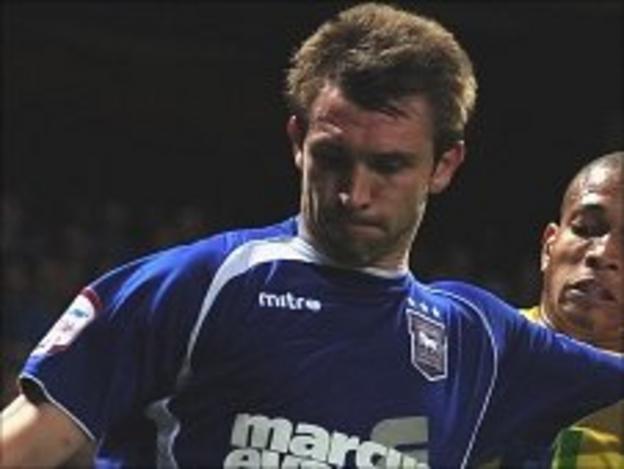 West Brom sign Ipswich defender Gareth McAuley - BBC Sport