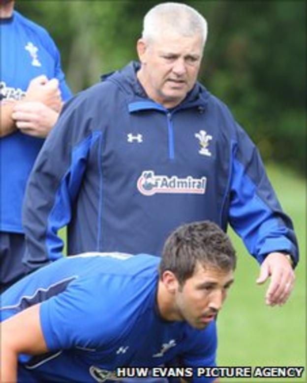 Warren Gatland keeps a close eye on Gavin Henson during training this week