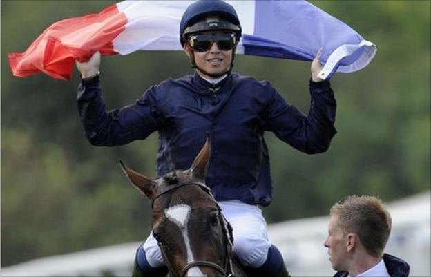 Pour Moi wins the 2011 Derby, beating the Queen's horse Carlton House