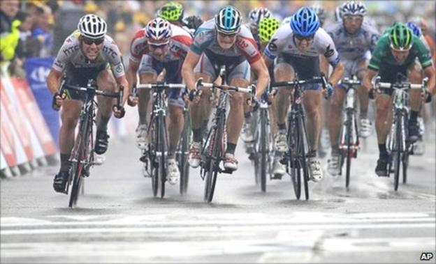 Mark Cavendish wins stage 11