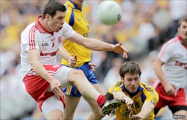 Tyrone's Sean Cavanagh goes on the attack as Cathal Cregg of Roscommon attempts to charge the ball down