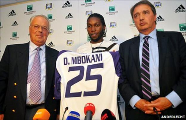 Dieumerci Mbokani (middle) with Anderlecht club officials