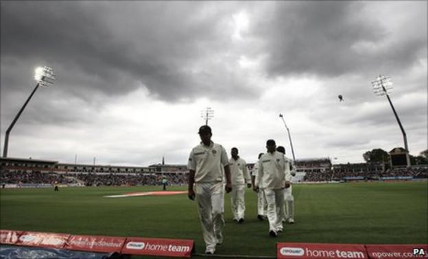 Players leave the field for bad light at Edgbaston