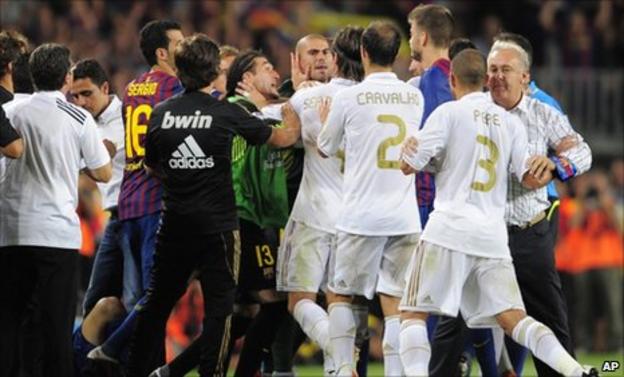 Real Madrid and Barcelona players argue