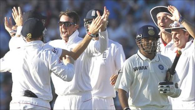 Graeme Swann celebrates the wicket of Sachin Tendulkar at The Oval