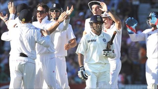 Graeme Swann grabs the wicket of Sachin Tendulkar