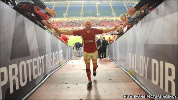 Martyn Williams takes his final Millennium Stadium bow as a Wales player