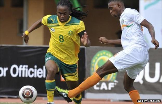 Siphiwe Tshabalala (L) of South Africa challenges for the ball, during Sunday's game with Niger