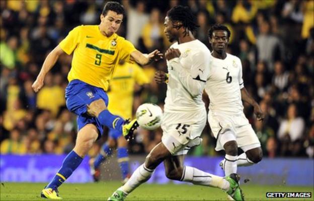 Brazil's Leandro Damiao (in yellow) and Ghana's Isaac Vorsah and Anthony Annan (far right)