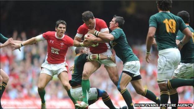 Wales centre Jamie Roberts tests the South Africa defence in Cardiff last year