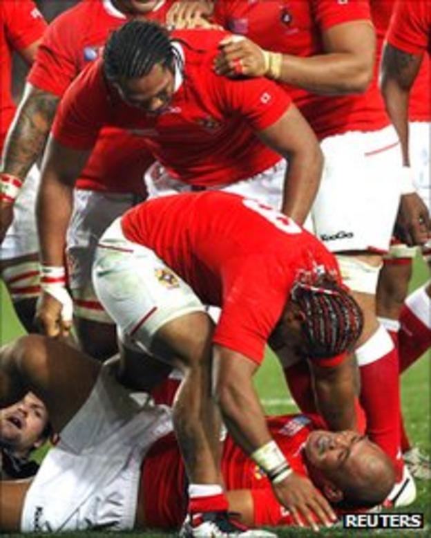 Tonga players rush to congratulate Alisona Taumalolo after his try