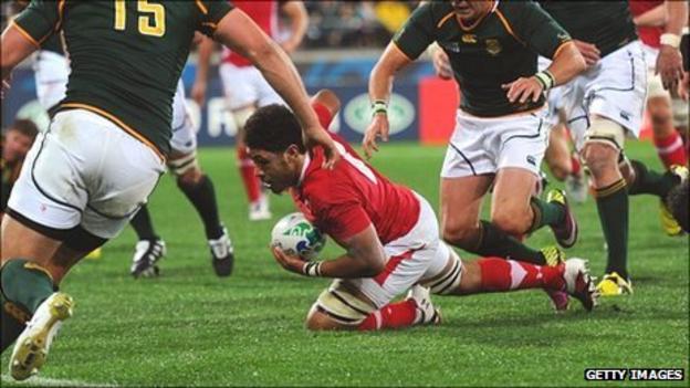 Toby Faletau dives over to score Wales' try