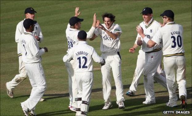 Warwickshire celebrate a wicket