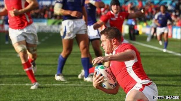Shane Williams scores for Wales