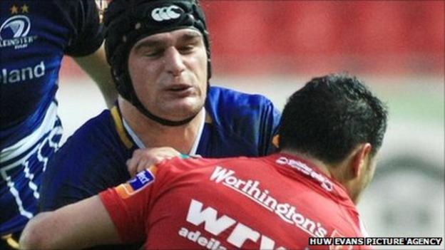 Leinster’s Rhys Ruddock tales Scarlets scrum-half Ruki at Parc y Scarlets