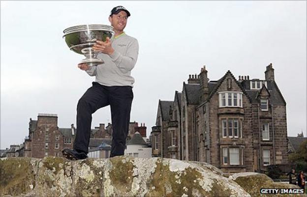 Michael Hoey with the Dunhill Links trophy on Swilken Bridge at St Andrews