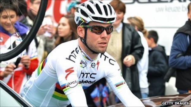 Cavendish takes part in his first race in the rainbow jersey