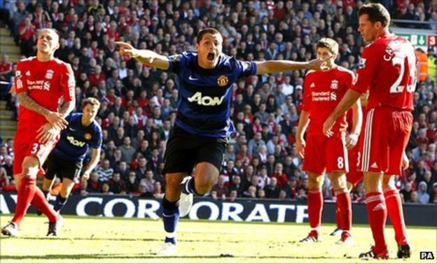 Javier Hernandez scores Manchester United's equaliser