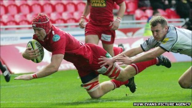 Scarlets' Kieran Murphy dives into score a try
