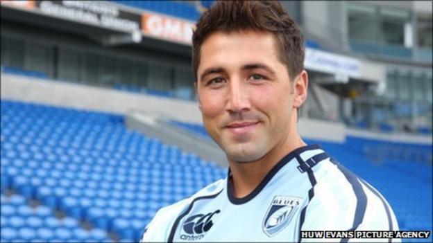 Gavin Henson has signed an eight-month contract with the Cardiff Blues