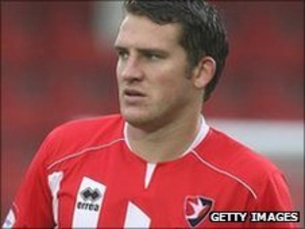 Kidderminster sign Dave Bird on loan from Cheltenham - BBC Sport