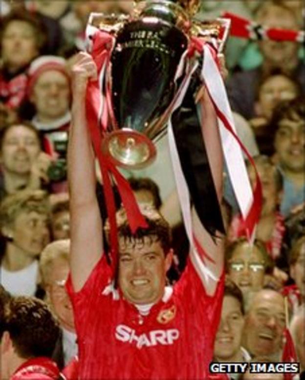 Gary Pallister celebrates winning the Premier League in 1993