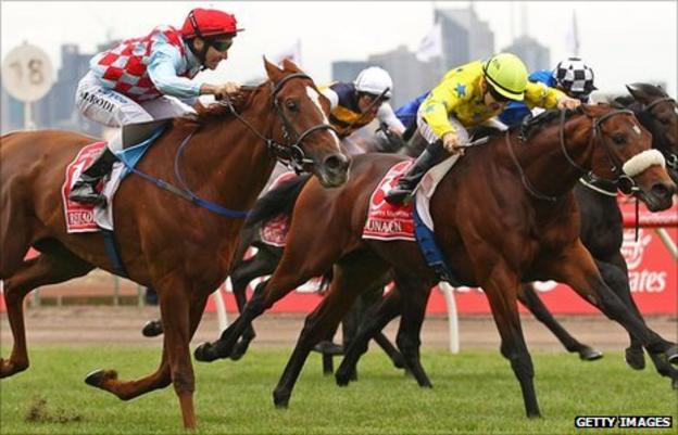 Dunaden just edges out the Michael Rodd-ridden Red Cadeaux (left) at the line